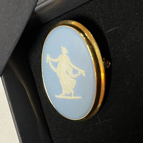 Wedgewood  ‘dancing hours!’ Brooch with gold tone surround. Vintage. Cameo. Blue - Picture 3 of 6